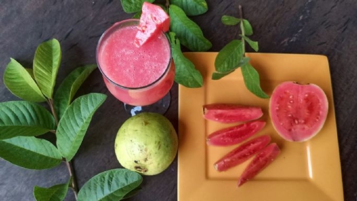 Aprovecha las frutas de temporada y prepara un batido de manzana, guayaba y canela