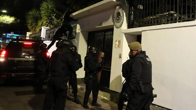 Policías de Ecuador irrumpen en embajada de México; detienen a Jorge Glas