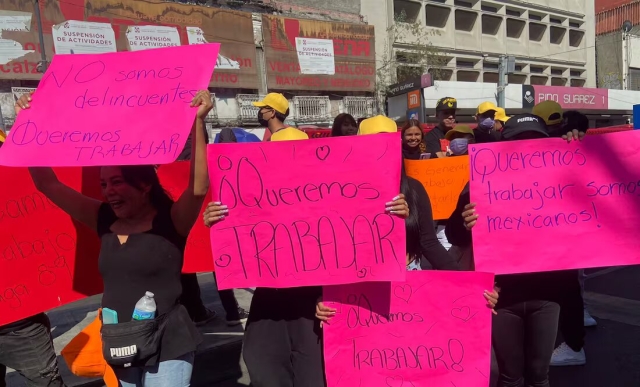 Trabajadores protestan por cierre de Plaza Izazaga 89 en el Centro Histórico