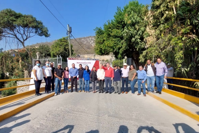Alcalde de Jiutepec entrega rehabilitación de puente vehicular en la colonia Francisco Villa