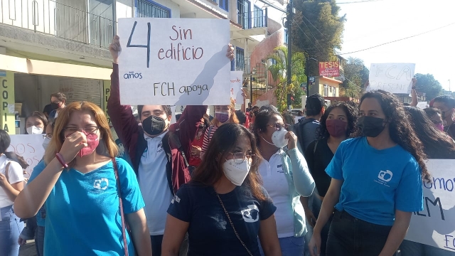 Estudiantes de Arquitectura y Turismo ocupan el edificio Uno