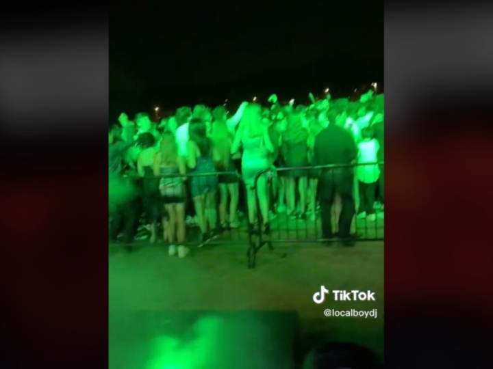 Suena La Chona en fiesta de graduación de estudiantes en EU; y enloquecen