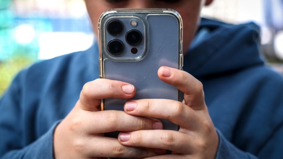 La verificación de edad con selfis se expande en internet para proteger a menores