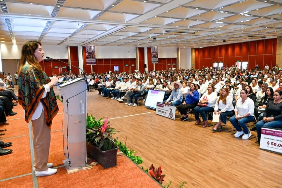La titular del Ejecutivo estatal entregó recursos del programa Emprendiendo con Bienestar a beneficiarios de los 36 municipios del estado. 