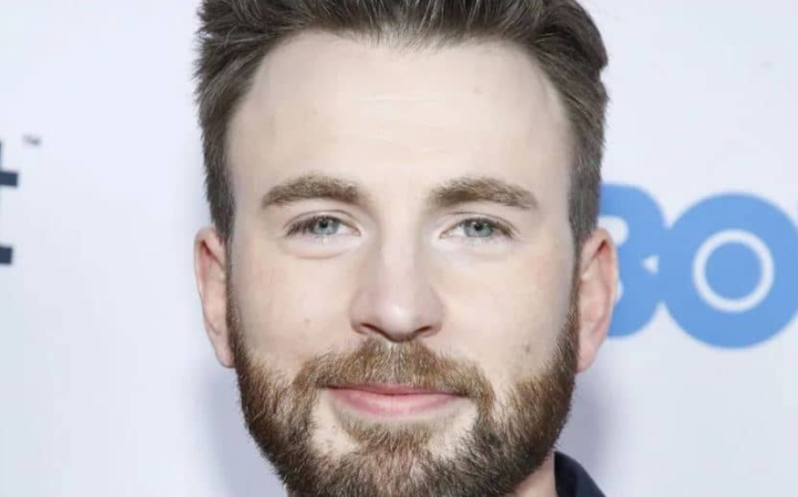 Chris Evans comparte video tocando el piano.