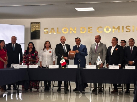 Entrega Edgar Maldonado de manera escrita el primer informe de la gobernadora de Morelos al Congreso local