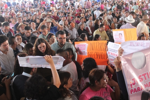 Exigen justicia familiares de Andrea Maylin durante visita presidencial