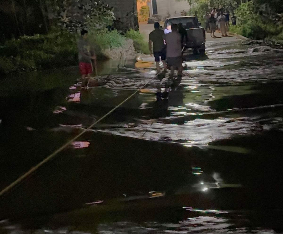 Autoridades municipales auxiliaron a ciudadanos a cruzar vados para evitar riesgos.