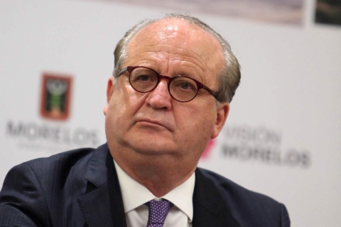 Ordenan al Congreso pronunciarse sobre juicio político contra Graco Ramírez Un tribunal colegiado confirmó la sentencia de un juzgado federal y ordenó al Congreso de Morelos emitir un nuevo acuerdo debidamente fundado y motivado sobre la procedibilidad o no del juicio político en contra del exgobernador perredista, Graco Ramírez Garrido Abreu. Después de varios años de litigio, el Primer Tribunal Colegiado en materia Penal y Administrativa resolvió el amparo en revisión 560/2023, que ratificó el fallo del Juzgado Cuarto de Distrito en el juicio de amparo 673/2020, promovido por el exmandatario perredista en contra de la LIV Legislatura, que en noviembre de 2019 admitió el juicio político promovido por el Gobierno de Morelos, entonces encabezado por el gobernador en turno, Cuauhtémoc Blanco Bravo, quien hasta la fecha mantiene una fuerte rivalidad con Garrido Abreu.   En su fallo, el tribunal colegiado confirmó el sobreseimiento del amparo respecto a la omisión del Poder Legislativo —alegada por Graco Ramírez— de emitir La Ley de Responsabilidad Política para el Estado de Morelos, pues su situación jurídica se regirá conforme a la Ley Estatal de Responsabilidades de los Servidores Públicos vigente; y ratificó la negativa de la protección de la justicia federal sobre los argumentos de que habría prescrito el plazo para ser sujeto de juicio político y que no fue emplazado en tiempo y forma. El tribunal colegiado mantuvo la concesión del amparo otorgada por el Juzgado Cuarto de Distrito al exgobernador perredista, para el efecto de que la Junta Política y de Gobierno del Congreso del Estado de Morelos de la actual legislatura deje insubsistente el acuerdo del 14 de noviembre de 2019 por el que se radicó el juicio político en contra del exgobernador y emita uno nuevo debidamente fundado y motivado. Lo anterior, debido a que los entonces diputados de la Junta Política y de Gobierno de la LIV Legislatura, Alejandra Flores Espinoza, de Morena; Marcos Zapotitla Becerro, de Encuentro Social, y quien sigue bajo proceso penal por delitos sexuales en agravio de una excolaboradora; Ana Cristina Guevara Ramírez, de MC; Rosalina Mazari Espín, del PRI; Dalila Morales Sandoval, del PAN; y Cristina Xochiquetzal Sánchez Ayala, del Partido Humanista, no argumentaron las razones de la procedibilidad del juicio político como lo exige la fracción II del artículo 16 de la Ley Estatal de Responsabilidades de los Servidores Públicos. En consecuencia, en el periodo legislativo que está por arrancar el 1 de septiembre, la LVI Legislatura deberá dar cumplimiento al fallo judicial que ordena a la Junta Política y de Gobierno del Congreso del Estado de Morelos que pronuncie una nueva determinación con la fundamentación y motivación exigidas sobre la procedencia o no del juicio formulado.  El 27 de septiembre de 2019, la Consejería Jurídica del Gobierno de Morelos presentó al Congreso local la solicitud de juicio político, la cual fue ratificada días después.  Entre los argumentos expuestos contra Graco Ramírez destacan las presuntas violaciones a diversas leyes locales, entre ellas la de la Administración Pública Estatal y el Presupuesto de Egresos, al no haber ministrado los recursos presupuestados para la entonces recién creada Fiscalía General del Estado y al Instituto Morelense de Procedimientos Electorales y Participación Ciudadana (Impepac), poniendo en riesgo los comicios locales de entonces. 