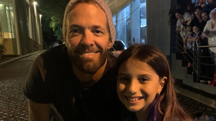 Niña conoce a su ídolo Taylor Hawkins antes de que él falleciera