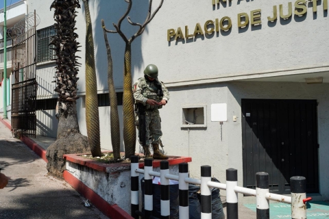 Aplican protocolos tras reporte sobre presencia de bolsas negras en puerta del TSJ