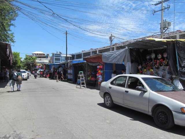 Los puestos de tradiciones ya están afuera del mercado de Jojutla, ocupando una parte del estacionamiento. Se retirarán a finales de este mes. 