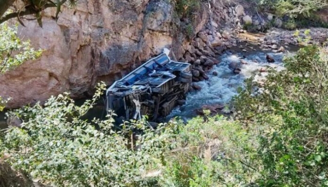 Ecuador: Autobús cae a un precipicio y deja cuatro muertos