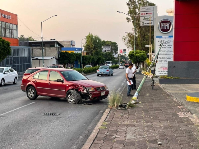 El auto que impactó el poste fue trasladado a un corralón.