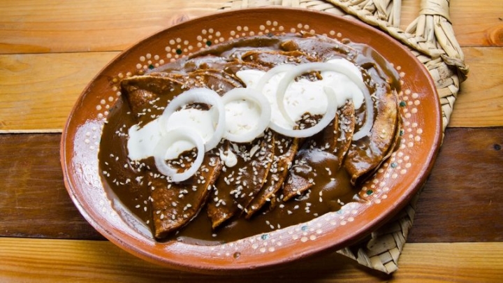 ¿Te sobró? Con esta receta podrás preparar unas enmoladas y aprovechar el mole del Día de Muertos