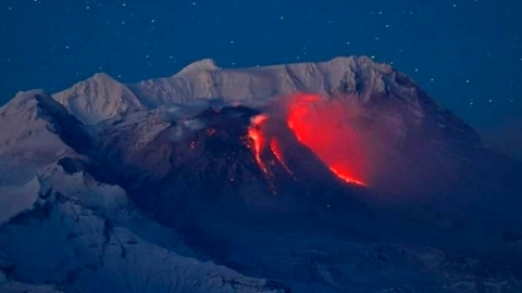 Volcán Kliuchevskói entra en erupción tras fuertes sismos en Kamchatka