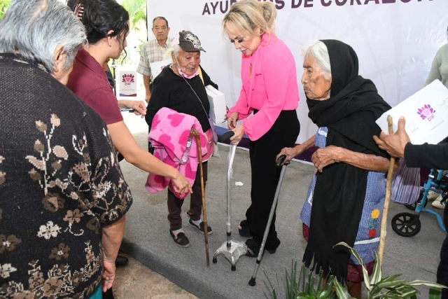 Entrega el DIF apoyos a adultos mayores de Cuautla