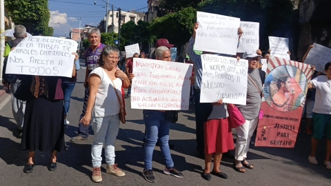 Protesta Asociación Cívica Morelense con bloqueo en avenida Morelos