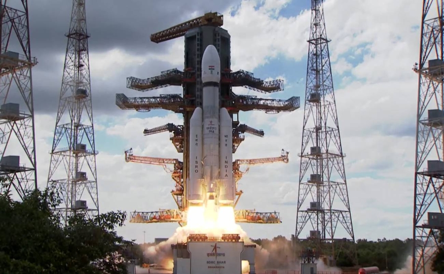 India lanza misión 'Chandrayaan-3' al polo sur de la Luna