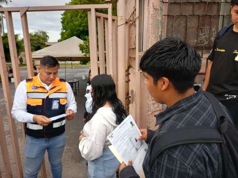 Acuden a la preparatoria número uno a realizar examen de admisión