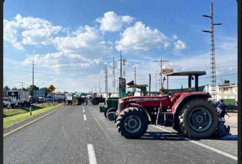 Campesinos de diversas partes del pa&iacute;s retomaron los bloqueos en diferentes puntos carreteros, en demanda de precios de garant&iacute;a para el ma&iacute;z y trigo. 