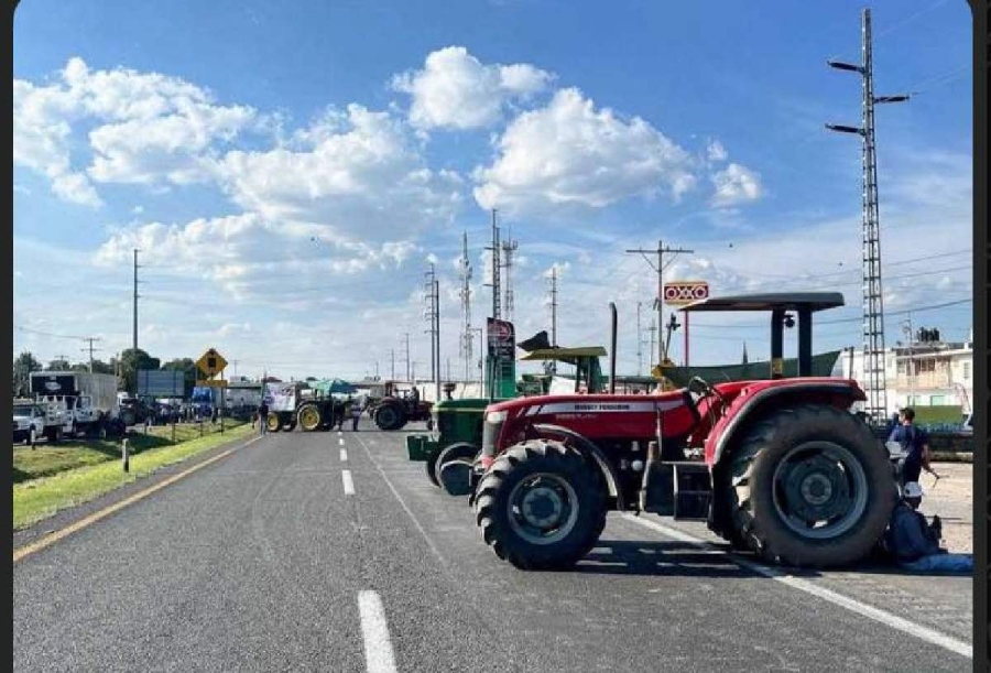 Campesinos de diversas partes del país retomaron los bloqueos en diferentes puntos carreteros, en demanda de precios de garantía para el maíz y trigo. 