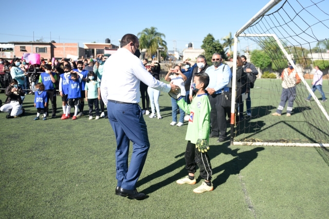 Motiva Cuauhtémoc Blanco a deportistas de Jiutepec a lograr sus metas