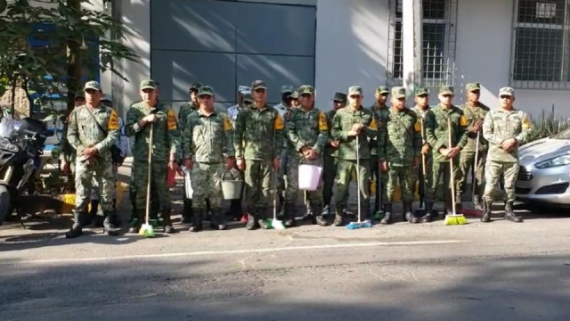 Militares limpian tinacos en Benito Juárez por contaminación del agua