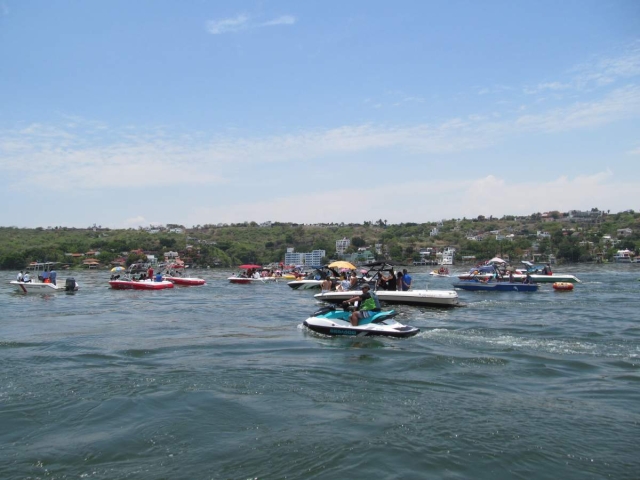   Los festejos continúan en Tequesquitengo y para el próximo mes ya se prepara el “Jueves de Ascensión”, con la tradicional procesión de lanchas.