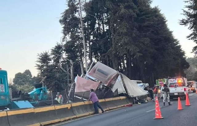 El tráiler resultó con severos daños.