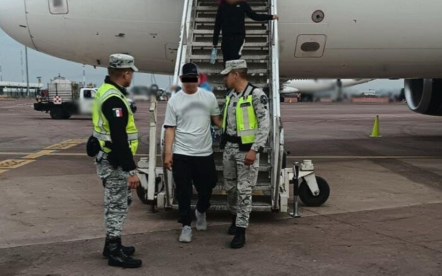 Pasajero que intentó desviar avión de Volaris provoca choque durante su traslado