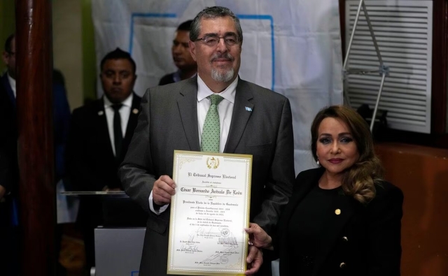 Tribunal de Guatemala entrega constancia al presidente electo Bernardo Arévalo