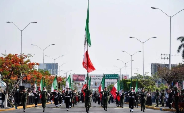 La Sedena encabeza el desfile.