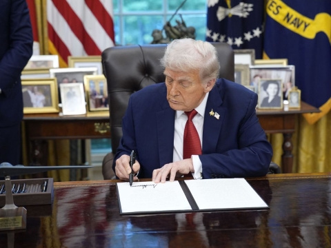 Trump impone nuevos aranceles a medicamentos, muebles y camiones