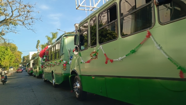 En caravana, conductores de &#039;rutas&#039; celebran a la virgen de Guadalupe este 12 de diciembre