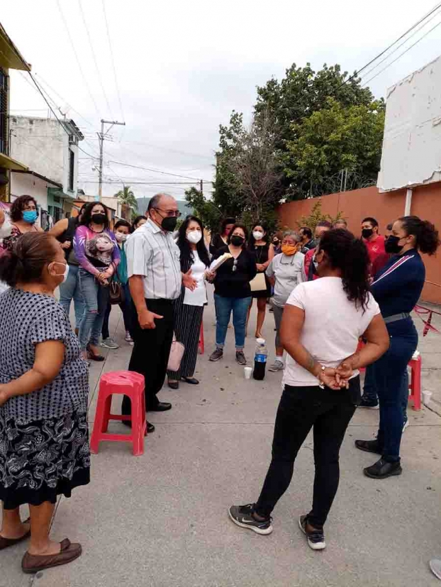 Autoridades educativas aseguraron que este viernes llegará un maestro y se resolverá el conflicto de la primaria, que desde este miércoles fue tomada por padres de familia.