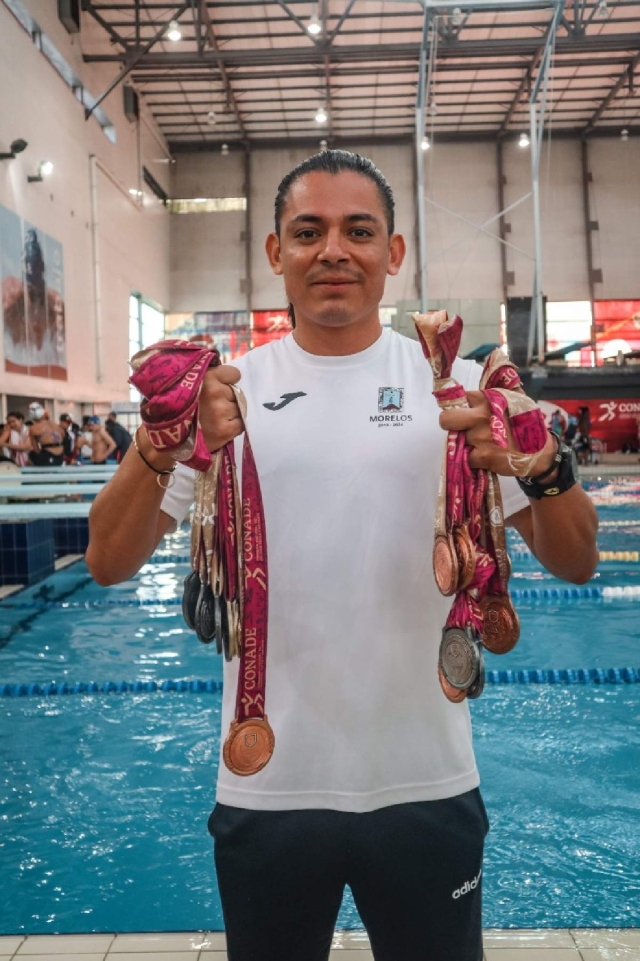 El entrenador Joel Agustín Rodríguez, de las especialidades de natación y aguas abiertas, ganó el premio en este rubro.