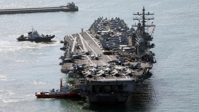 El portaaviones estadounidense USS Ronald Reagan, atracado el 12 de octubre de 2023 en la base naval de Busan, en Corea del Sur