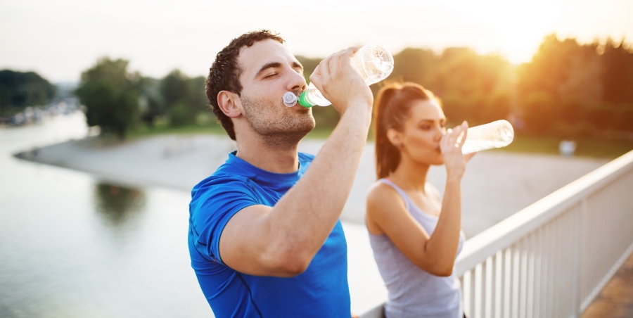 Evita la deshidratación: Cuanta agua debes tomar en temporada de calor