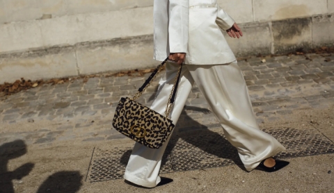 Los pantalones holgados dominan el verano 2025 con estilo, frescura y elegancia