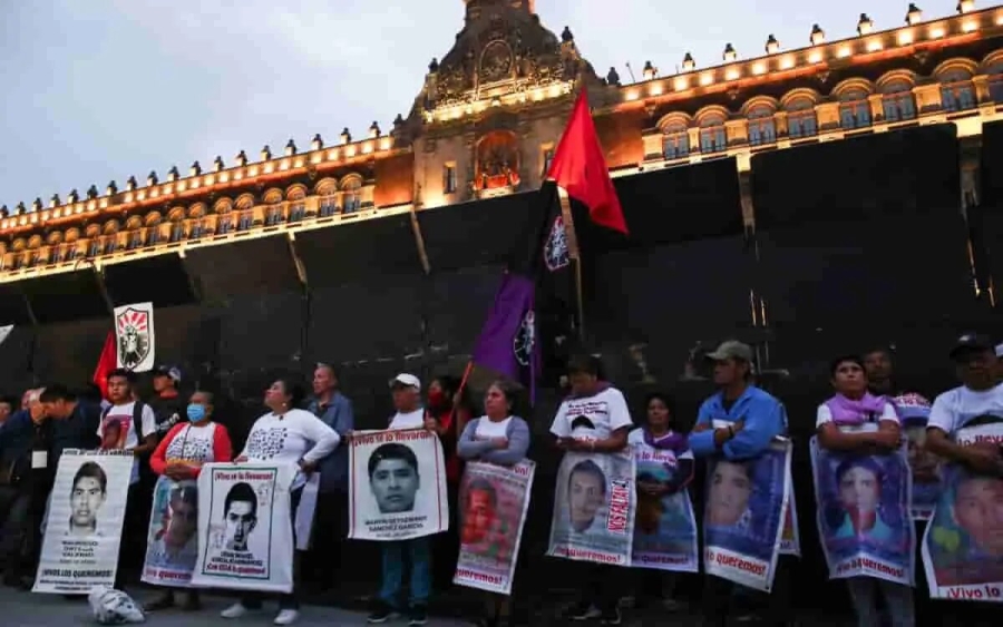 Padres de los 43 de Ayotzinapa instalan plantón en el Zócalo