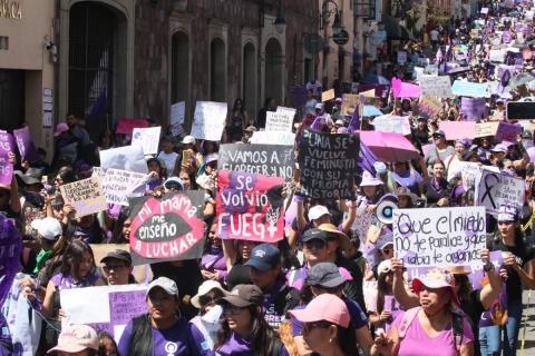 Mujeres de todas las edades caminaron desde la glorieta de “El Niño Artillero”, en la colonia Las Palmas, hasta el zócalo, en donde se desarrolló una concentración final en la que colectivos hicieron público un pronunciamiento sobre una vida libre de violencia hacia las mujeres.