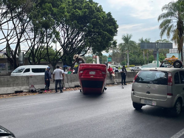 La volcadura provocó afectación en el tráfico vehicular de la zona.