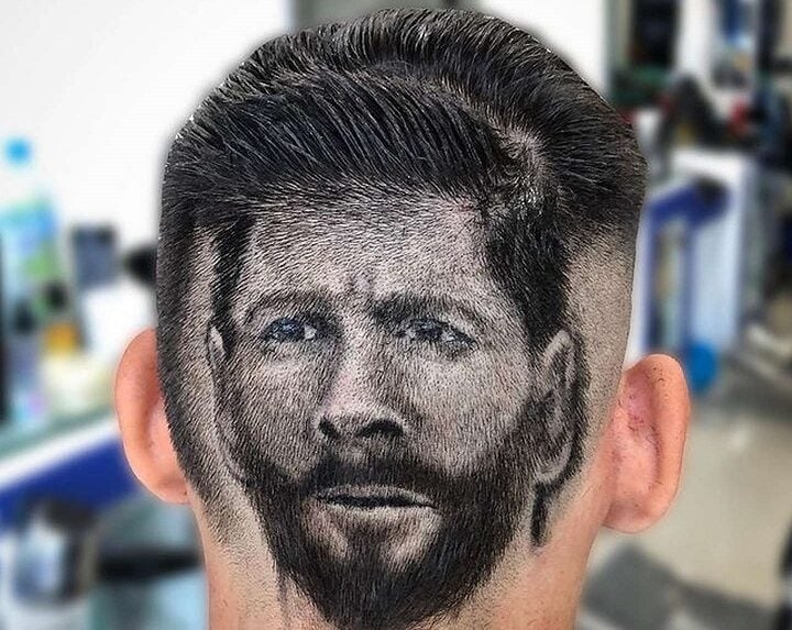Barbero hace corte de cabello con el rostro de Lionel Messi