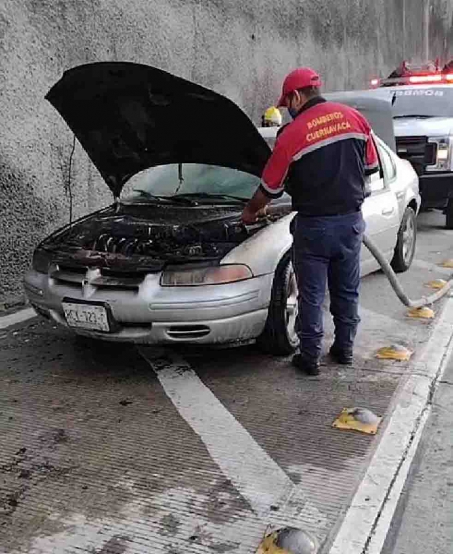 El motor del automóvil resultó con daños.