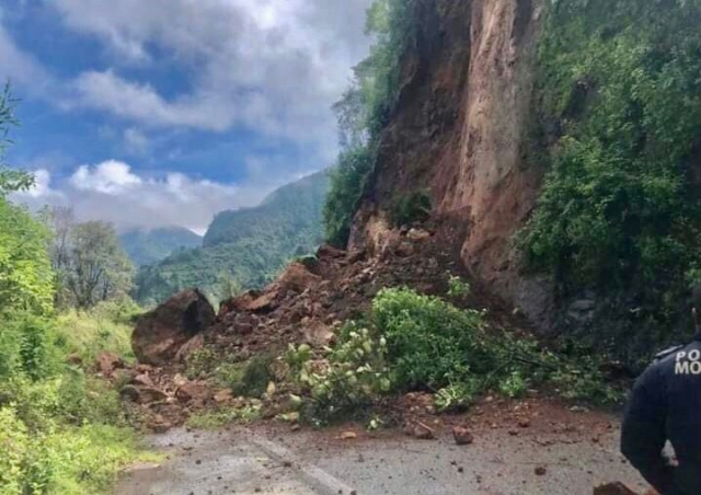 Colapsa parte del talud en carretera &#039;La Espada&#039;, en Hueyapan