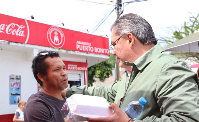 Entrega alcalde de Jiutepec raciones alimentarias a habitantes de la colonia Independencia