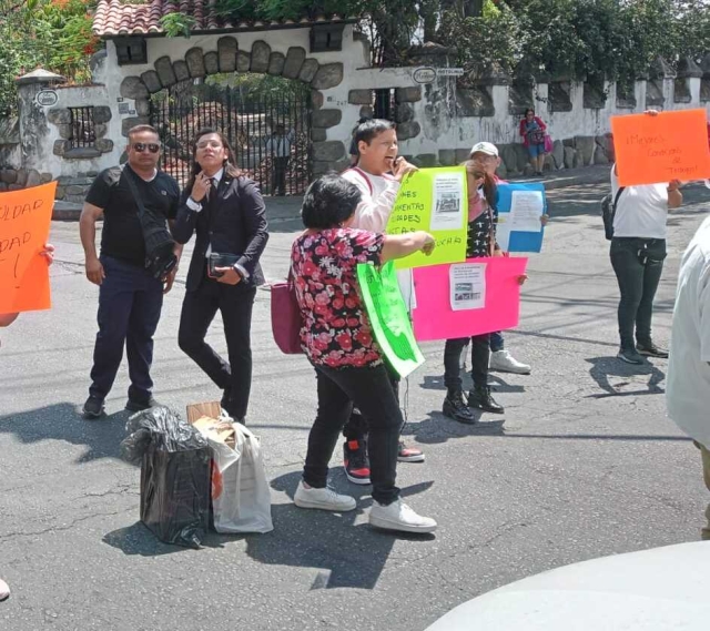 Se manifiestan trabajadores despedidos de tienda de autoservicio en avenida Morelos
