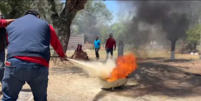 Capacitan a pobladores de Coatetelco sobre uso de extintores y manejo de gas LP