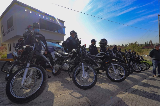  Los elementos policiacos del municipio ya cuentan con nuevo parque vehicular.